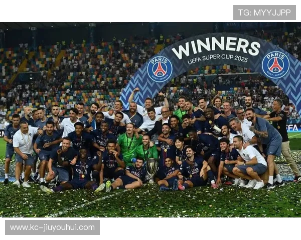 围绕巴黎教练执教与踢球风格展开的精彩职业足球故事探索深度解读